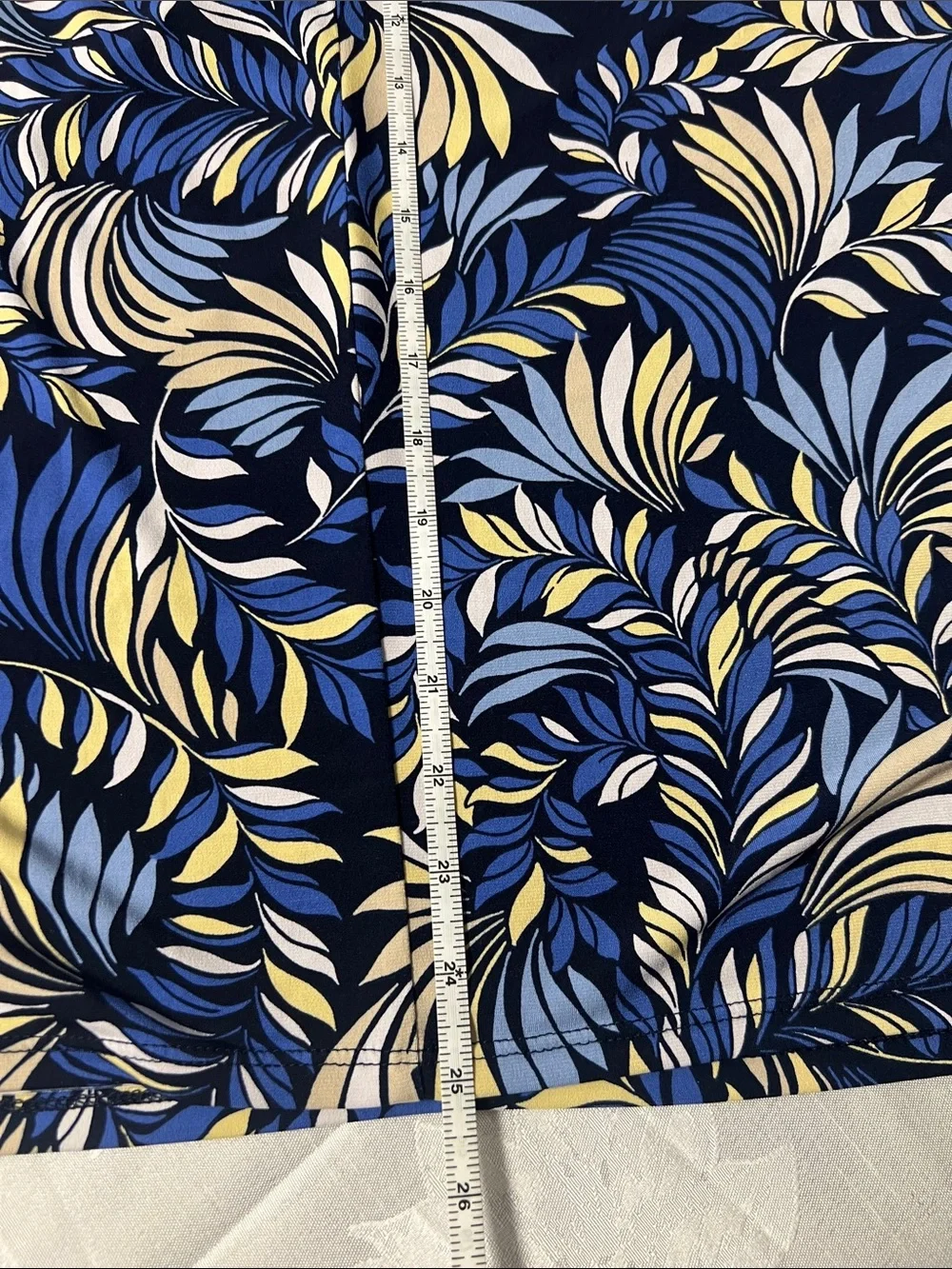 Carmen Marc Valvo Navy, Blue & Cream Leaf-Print Short Sleeve Top - Picture 6 of 8
